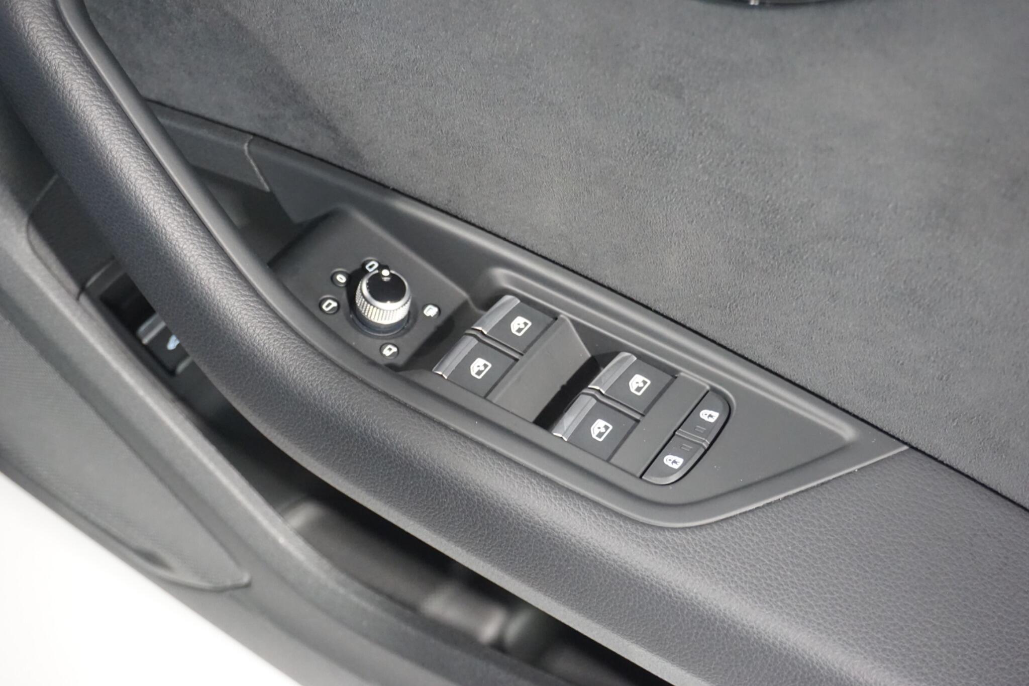 Audi A4 2.0 TDI 40 Black Edition Saloon 4dr Diesel S Tronic quattro Euro 6 (s/s) (204 ps)